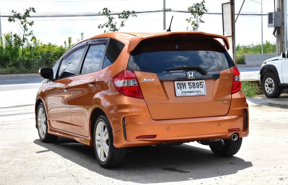 รหัสรถ PB5895 HONDA JAZZ 1.5SV 2011 เบนซิน 8