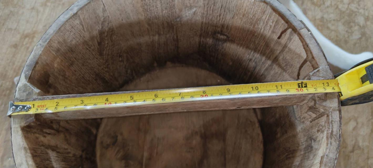 ถังตวงข้าวไม้สักโบราณขนาด 20 ลิตร มีตราครุฑทั้งบริเวณขอบนอกถังและขอบในถัง