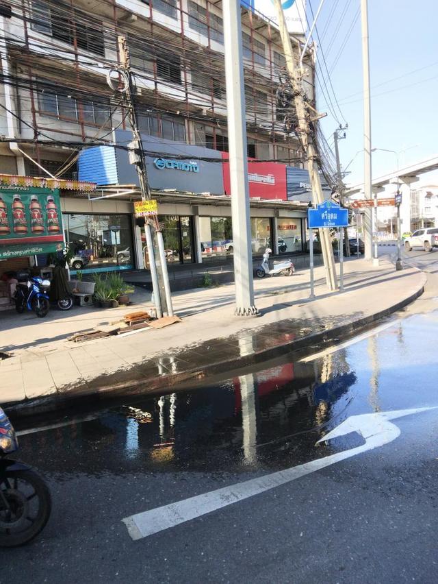 Rent and Sale  Shop House main road closed BTS Yellow Line need to renovation 5