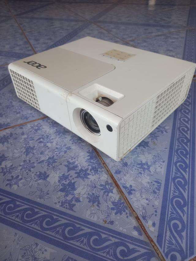 โปรเจคเตอร์ acerp1173และจอผ้าใบ6×270เมตร