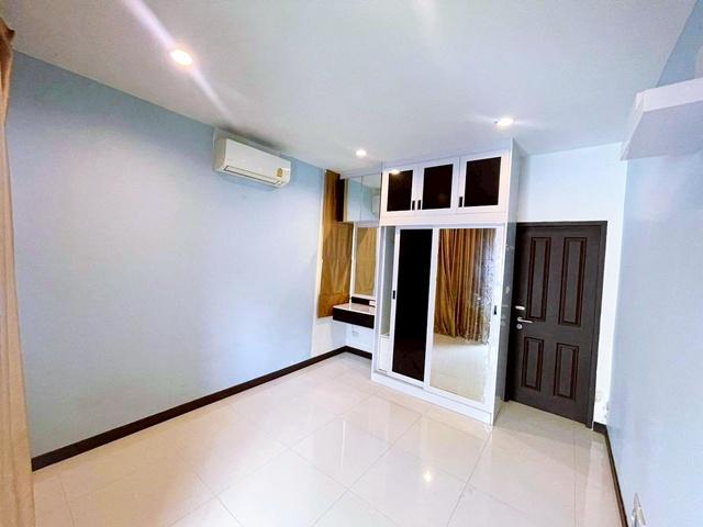 เช่าบ้านใหม่ 3ชั้น+ดาดฟ้า 74 ตร.วา. 294 ตร.ม. เดอะ เซอร์เคิล ราชพฤกษ์ 1.4 กม. ตลาดน้ำตลิ่งชัน 900 ม.MRT บางขุนนนท์ 3.2 ก