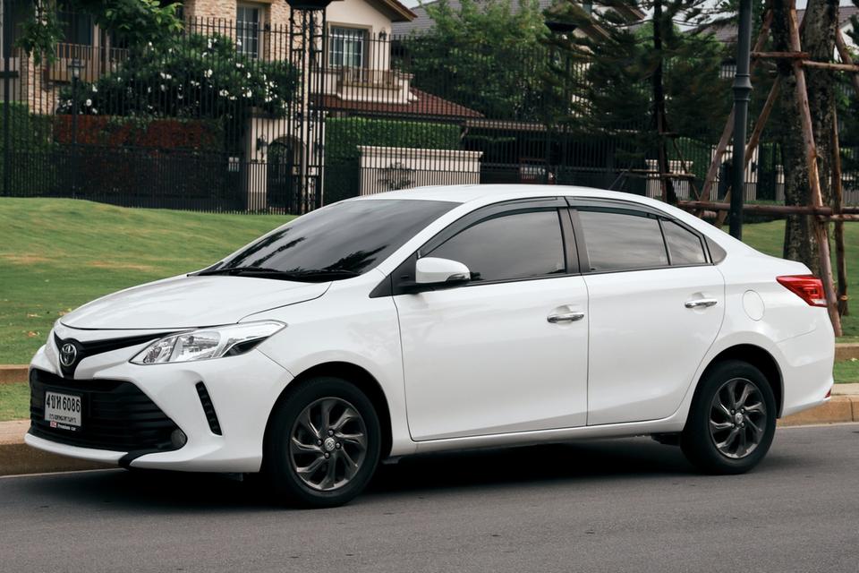 TOYOTA VIOS 1.5 E  A/T สี  ขาว ปี 2016  3