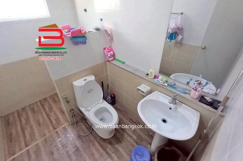 บ้านเดี่ยว 1 ชั้น หมู่บ้าน ฐานมั่นคง 15 เนื้อที่ 68 ตรว. (ซอยเอราวัณ 27) ถนนเอราวัณ 1 ตำบลคลองสอง อำเภอคลองหลวง ปทุมธานี 10