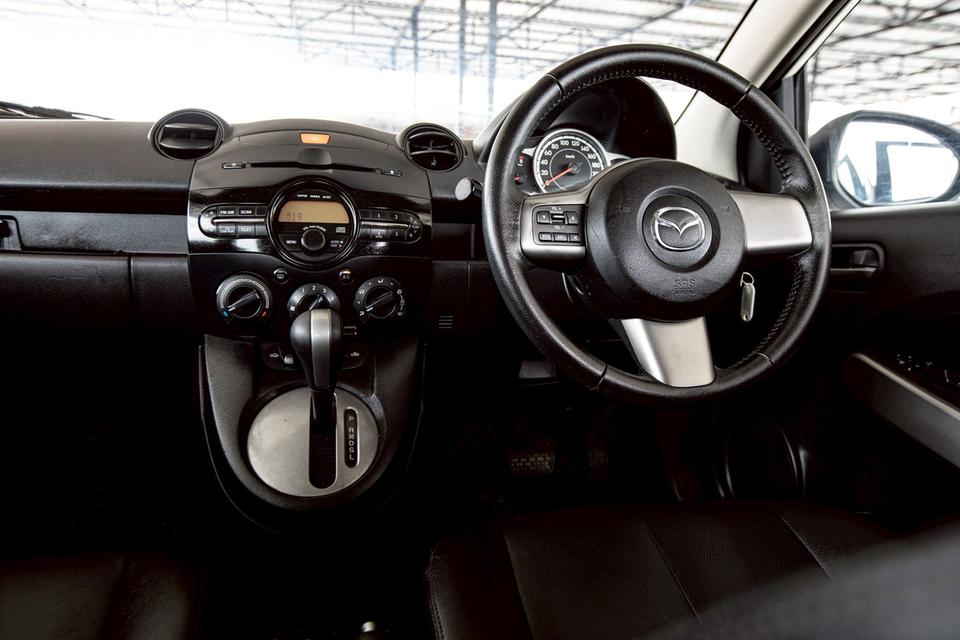 Mazda2 1.5 Spirit Sport สีขาว ปี 2013 มือเดียวป้ายแดง  14