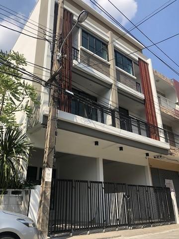 ให้เช่าทาวน์โฮม 3 ชั้น 22 ตรว. ถนนนวมินทร์ ใกล้หมู่บ้านสินธานี 1 เหมาะทำโฮมออฟฟิศ