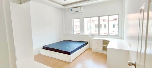 ตลาดไท 2.5 กม. ตลาดไอยรา 2.8 กม. ม.กรุงเทพ 2 กม.บ้านรีโนเวทให้เช่า 2 นอน 2 น้ำ รังสิต 18 ตร.วา. 144 ตร.ม. 3