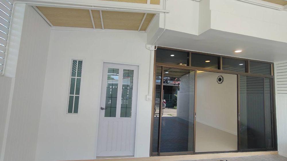 ขายทาวน์เฮ้าส์ 2 ชั้นรีโนเวทใหม่ทั้งหลัง หมู่บ้านเลขที่ 5 บางปลา ทำเลดี เดินทางสะดวก 6
