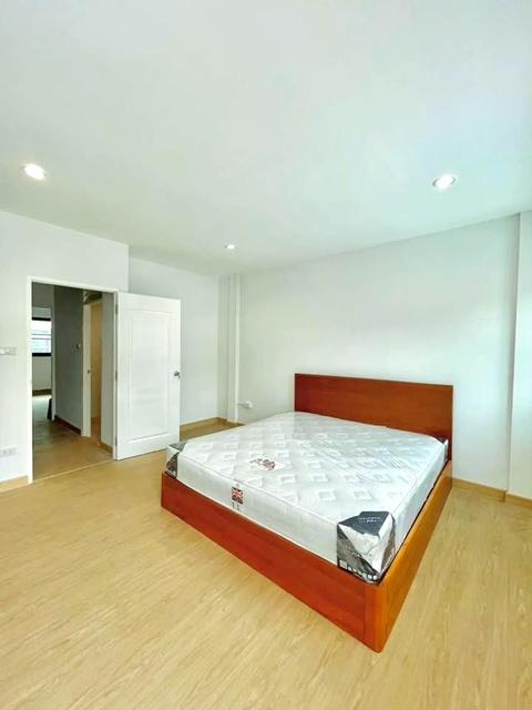 ให้เช่าทาวน์โฮม 2 ชั้น 16 ตร.วา. 130 ตร.ม. ม.นิด้า 3กม. แฮปปี้แลนด์ เดอะมอลล์ บางกะปิ 1.5กม. MRTแยกลำสาลี 2.1กม. เสนาวิล 6