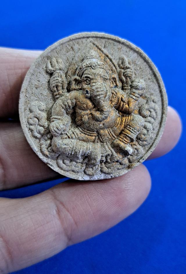 #องค์พระพิฆเนศเทพเจ้าแห่งความสำเร็จ รุ่นบังเกิดทรัพย์ เนื้อผงไม้กฤษณามหาเศรษฐี ปัดทอง เทวาภิเษกที่ปราสาทพนมรุ้ง ปี2549 หลวงปู่หงษ์ (ปลุกเสก)