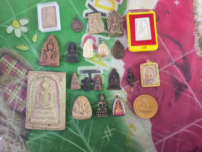 พระเครื่องจำนวนมากมาดูกันได้