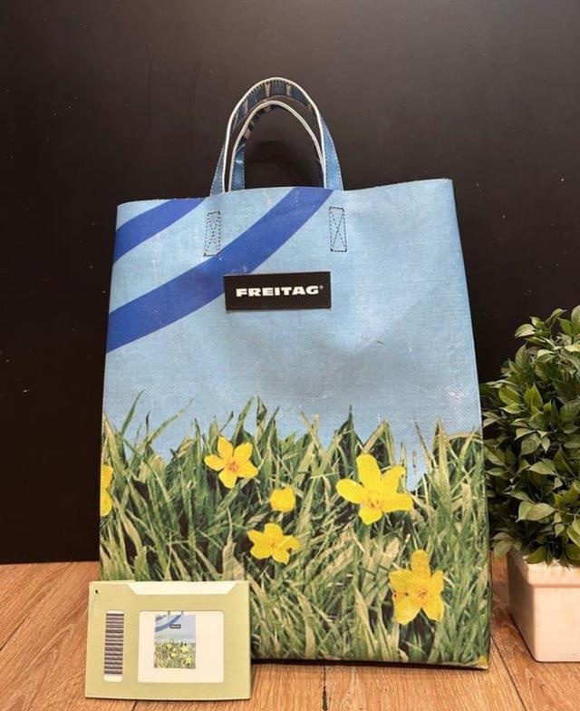 กระเป๋า FREITAG รูปดอกไม้