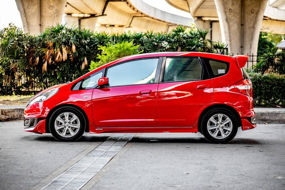 Honda Jazz 1.5 V ปี 2014 Auto สีแดง สวยสภาพดี 8