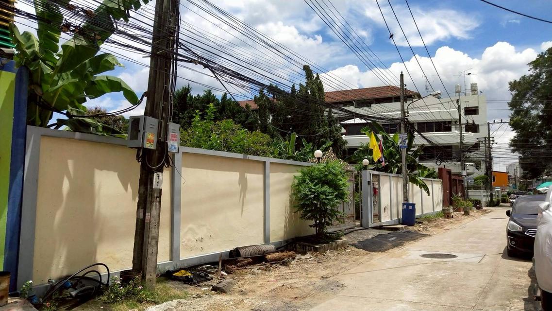 ขายที่ดินพร้อมสิ่งปลูกสร้าง แปลงมุม เนื้อที่ 336 ตรว. ซอยลาดพร้าว 107 แยก 2 แขวงคลองจั่น เขตบางกะปิ กทม. 4