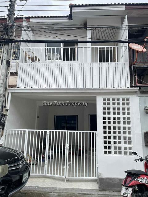 ขายทาวน์เฮ้าส์ 2 ชั้น  หมู่บ้านปัณณธร 3  พรประภานิมิต ตกแต่งครบ ติดถนนหลักของหมู่บ้าน ไม่มีค่าส่วนกลาง 1