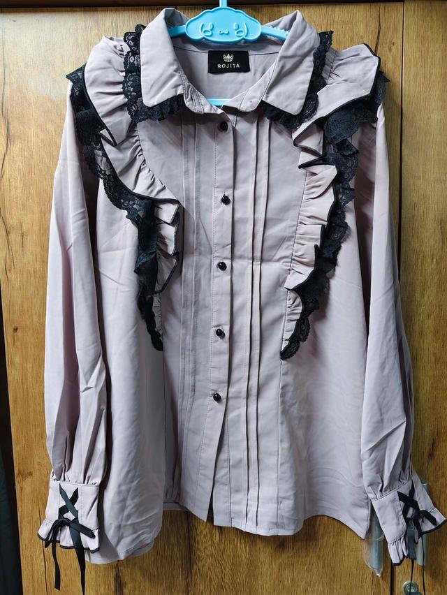 ขออนุญาตส่งต่อเดรส ROJITA แท้จากญี่ปุ่น รุ่นนี้สีชมพูกะปิละมุนมาก แต่งดีเทลลูกไม้ดำสไตล์ Jirai Kei / Ryousangata แบบจัดเต็ม ทรงสวย คัตติ้งเนี้ยบตา