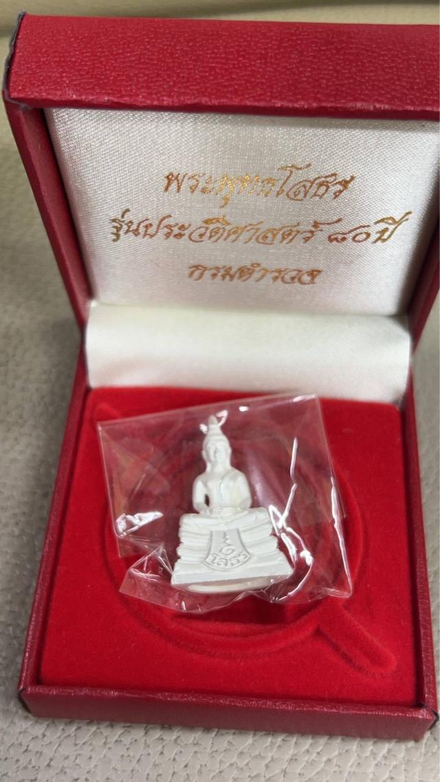 พระพุทธโสธร รุ่นประวัติศาสตร์ 80 ปี กรมตำรวจ จัดสร้างขึ้นในปี พ.ศ. 2538 เนื้อเงินขัดเงา พร้อมกล่องเดิม ไม่ผ่านการใช้งาน องค์ละ 3000/ยก3 7,700 รวมส่ง