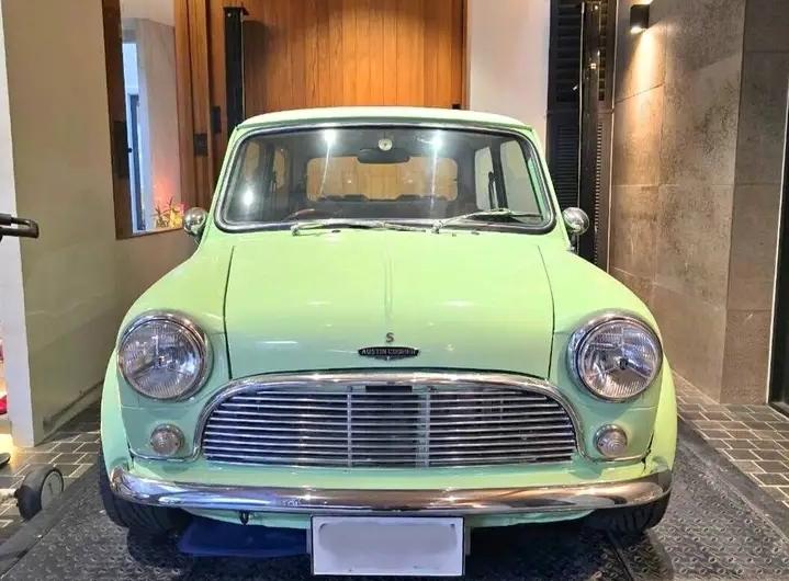 Mini Austin สีเขียวมิ้นท์