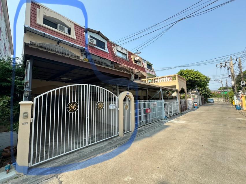 ให้เช่าทาวน์เฮ้าส์ 3 ชั้น ลาดพร้าว 64 ห่างปากซอยเพียง 450 ม. ใกล้ MRT โชคชัย 4 2