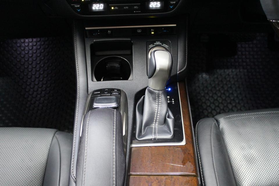 รหัสรถ JRS5482 Lexus ES300h ปี 2017 14