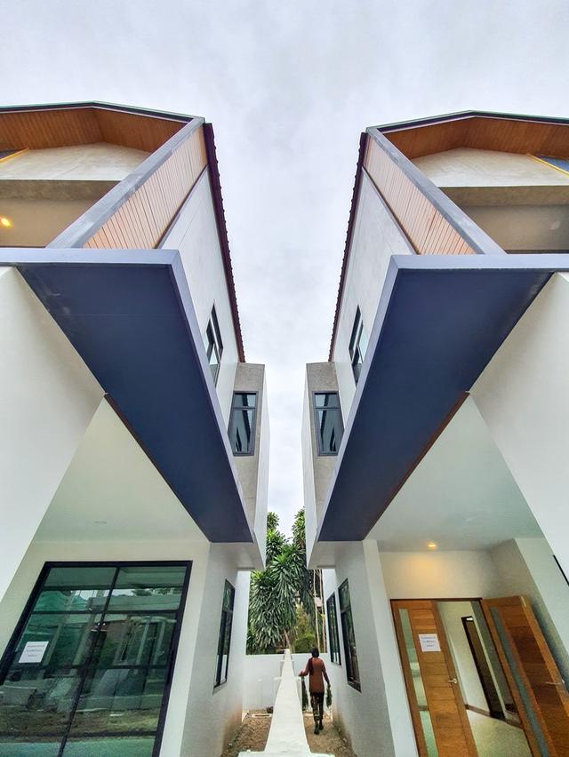 🏡บ้านแฝดสองชั้น บ้านใหม่แกะกล่อง นอกโครงการ ทำเลย่านเศรษฐกิจ เดินทางสะดวก เหมาะอยู่อาศัยหรือทำธุรกิจ พร้อมให้คุณเป็นเจ้าของ รีบจับจองก่อนพลาด! 2
