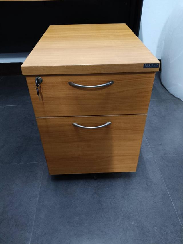 โต๊ะทำงาน หน้าไม้สีน้ำตาล ขาเหล็ก + ตู้ใส่เอกสาร ยี่ห้อ LOGICA 5