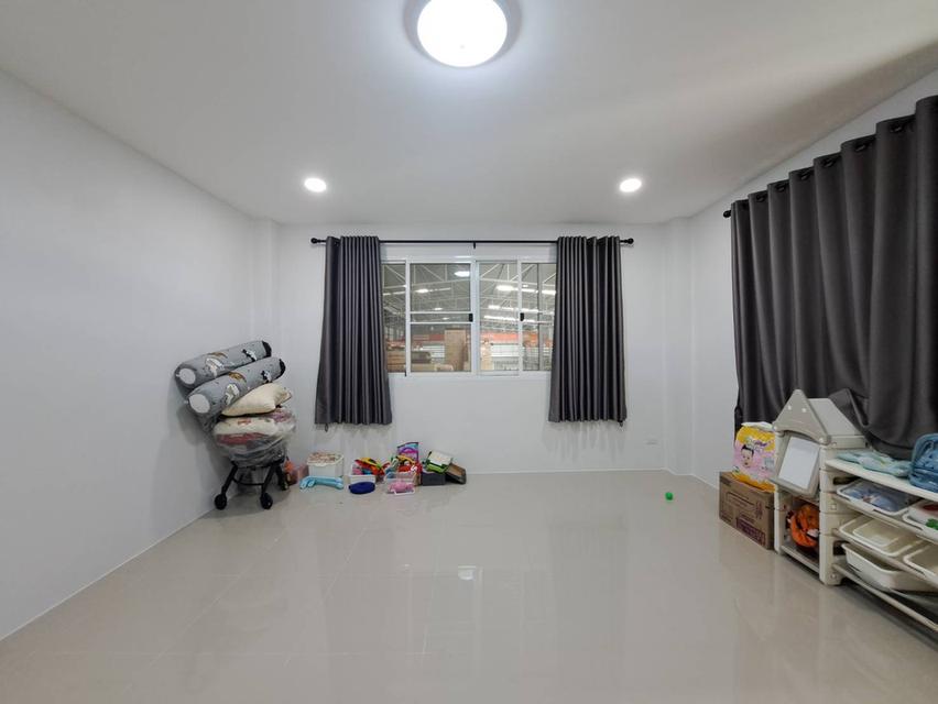 โรงงานมือสองสมุทรสาคร 1100 ตรม. มีใบรง.4 พร้อมออฟฟิศ2ชั้น สภาพสวยพร้อมใช้ทันที แถมsolar cell/หม้อแปลง500กิโลวัตต์ ซอยสี่วาพาสวัสดิ์-พันธุวงษ์ 14