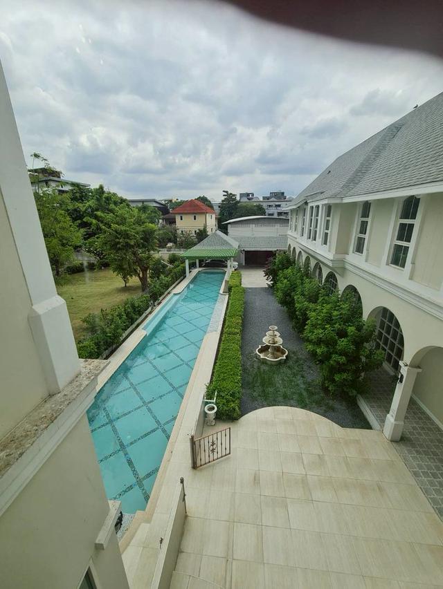 ให้เช่าบ้านหรูลาดพร้าว 124 พร้อมสระว่ายน้ำ 256 ตรวา ราคาดีทำเลดีติดต่อผึ้งรติ โทร 061-9419-639 1