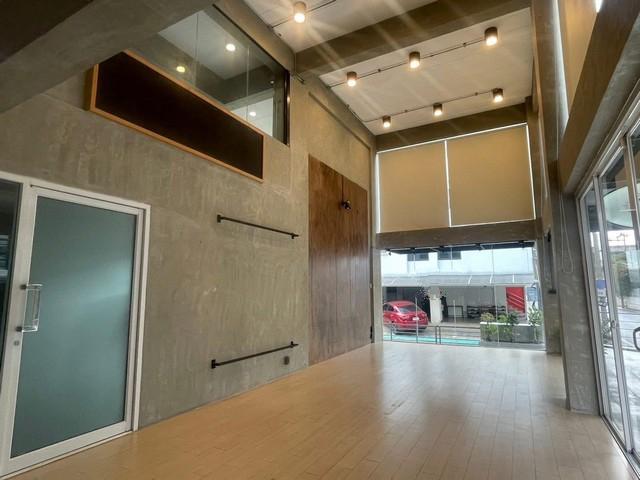 Office stand alone for rent at Rama 9 soi 43 เพดานสูงพร้อมลิฟต์ 900sq.m. ทำหน้าร้านได้ ใกล้ The Nine 3