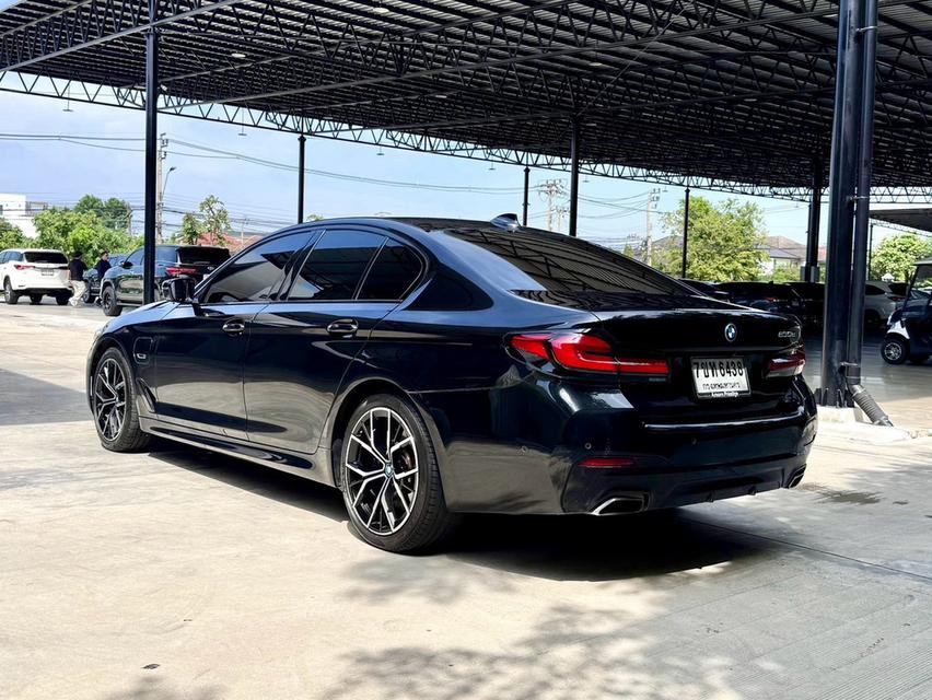 (แจ้งรหัสรถ 12AT6438) BMW 530e 2.0 M Sport (G30) LCI (CKD) 2021 จด 2025 รูปที่ 2