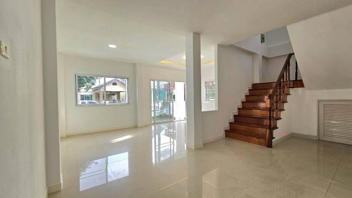 ขายด่วน บ้านเดี่ยว 2 ชั้นรีโนเวทใหม่ หลังริม หมู่บ้านพรพิมาน คลอง 5 4ห้องนอน 2ห้องน้ำ 52 ตรว. 11