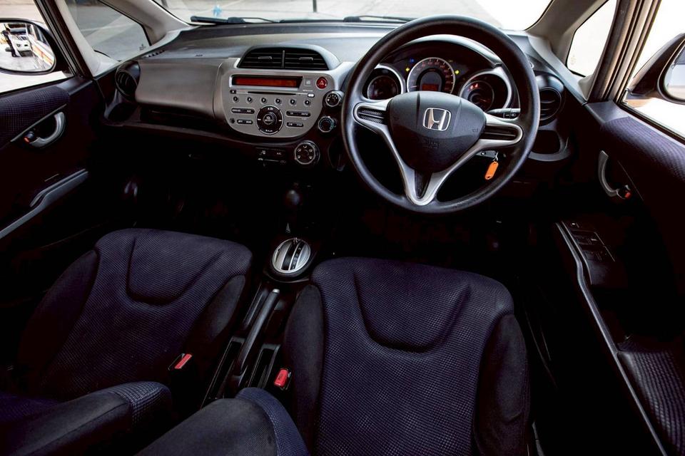 Honda Jazz 1.5S ปี 2014 สีเทา เกียร์ออโต้ มือเดียวป้ายแดง 14