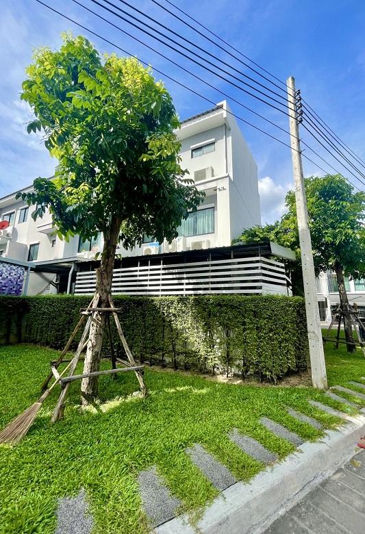 ทาว์นโฮมหลังริมทำเลดีมากติดสนามหญ้าด้านข้างและด้านหลังมีพื้นที่สวนข้างบ้าน ด้านหลังและด้านข้างโล่ง ด้านหลังบ้านไม่ติดใคร บ้านกลางเมืองงามวงศ์วาน 3