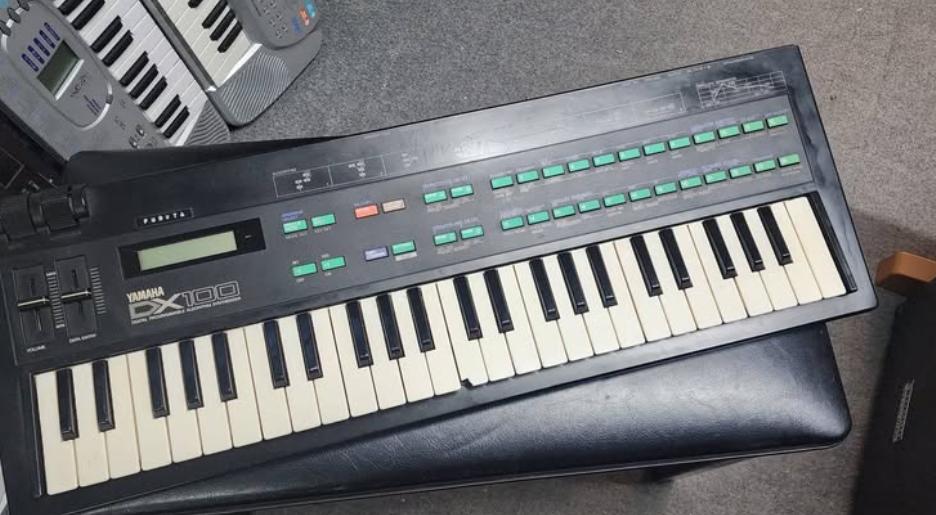 YAMAHA DX100 SYNTHESIZER มือสอง