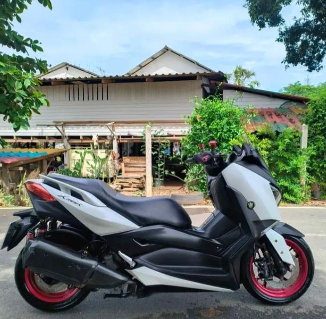 Yamaha Xmax สีขาว ดำ 2