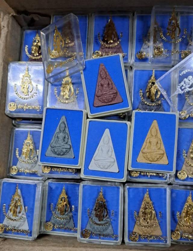 พระผงพระสมเด็จนางพญา สก.เฉลิมพระชนมพรรษา 6 รอบ สภาผู้แทนราษฏร จัดสร้าง ปี 2547 พร้อมตลับ เนื้อผงคละสี (ยกลัง 100 องค์)