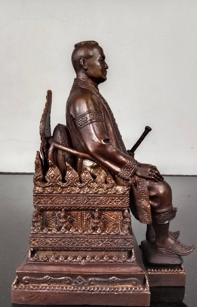 564.พระบรมรูปหล่อในหลวงรัชกาลที่ 3 พระบาทสมเด็จพระปรมาธิวรเสรฐมหาเจษฎาบดินทรฯ พระนั่งเกล้าเจ้าอยู่หัว ทรงประทับบนพระที่นั่งราชยานพุดตานทอง 4