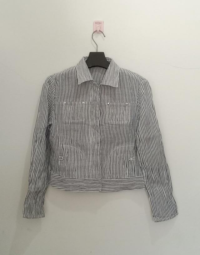 courreges เสื้อคลุมกระดุมซ่อน ผ้าลินิน 100% สี่กระเป๋า ตอกหมุดสีเงินปั๊มแบรนด์ สภาพดีมาก ไม่มีตำหนิ
