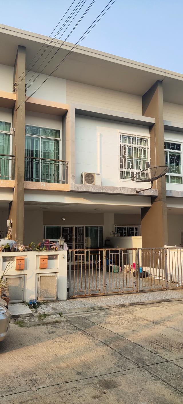 บ้านทาวน์โฮม 2 ชั้น หมู่บ้านทิพธนา ซอยเพชรเกษม 53 หลักสอง บางแค กทม. อยู่ใกล้สถานีรถไฟฟ้า BRT หลักสอง  รพ.เกษมราษฎร์  ห้างเดอะมาอล์บางแค  3 ห้องนอน 1