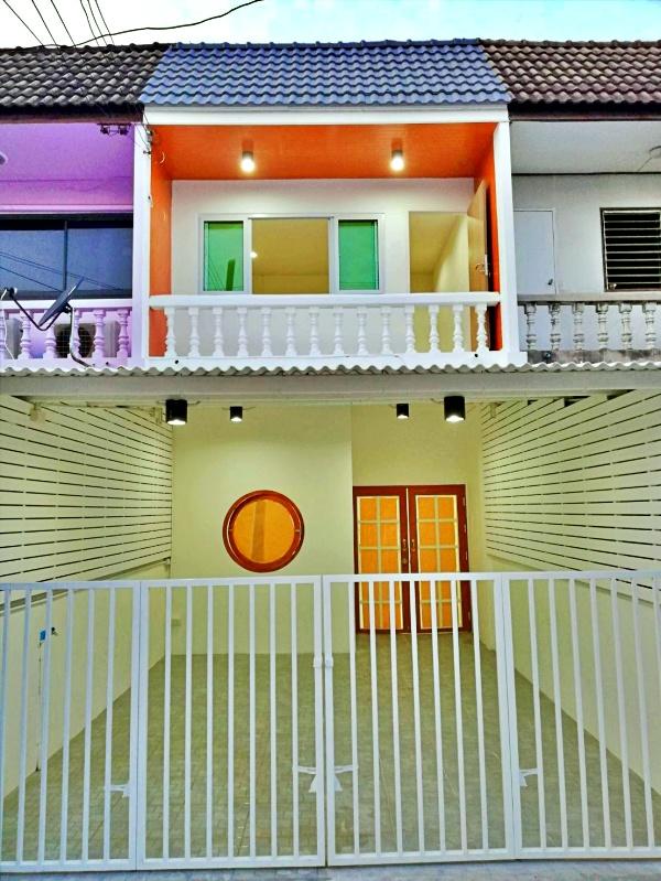 🏡 ขายทาวน์โฮมมินิมอล ใกล้รถไฟฟ้าสายสีชมพู เพียง 800 ม. ราคาดี ไม่มีค่าส่วนกลาง! 2