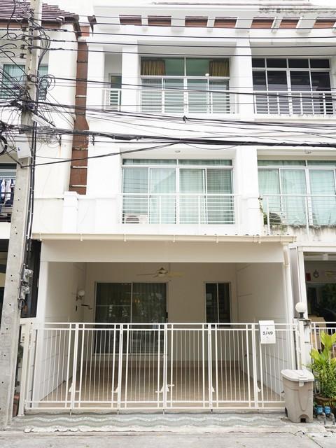 ขายทาวน์โฮม โครงการ บ้านกลางเมือง เออร์บาเนี่ยน สุขุมวิท 113 (Baan Klang Muang Urbanion Sukhumvit 113) หน้าคลับเฮาส์ วิวสวน รีโนเวทใหม่ทั้งหลัง 2