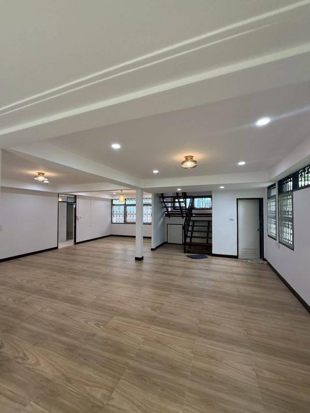 บ้านให้เช่า143ตรว.ถ.รามคำแหง60เข้าทางรามคำแหง68และกรุงเทพกรีฑา7สามารถจดในนามบริษัทได้ จอดรถได้หลายคัน ถนนหน้าบ้านกว้าง เดินทางสะดวก ว่างพร้อมเข้าอยู่ 6