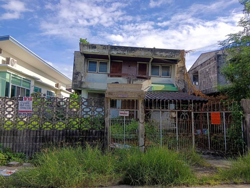ขายที่ดิน+บ้านเก่า เนื้อที่ 75 ตร.ว. หมู่บ้านเมืองทอง 4 ซ.ปุณณวิถี 53 (สุขุมวิท 101)  ทำเลดี อยู่ใจกลางเมือง 1