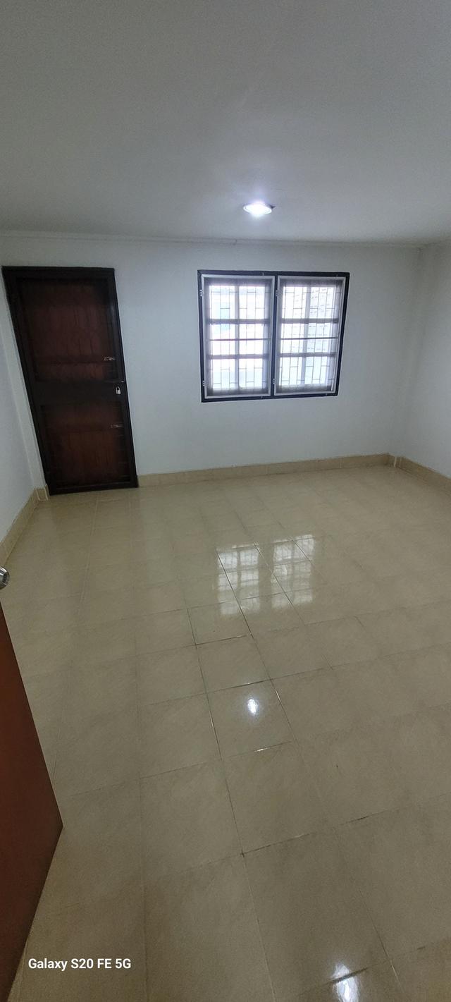 ตึกแถว 2 ชั้นพร้อมชั้นลอย 2 ห้องนอน เนื้อที่ 28 ตร.วา  ติดถนน 2 ด้าน ด้านหน้าติดถนน 6 เลนส์ 4