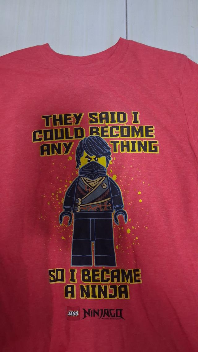 เสื้อยืดวินเทจมือสอง สีแดงลาย LEGO Ninjago พิมพ์ลายตัวละครเลโก้นินจาพร้อมข้อความ "They said I could become anything รูปที่ 2