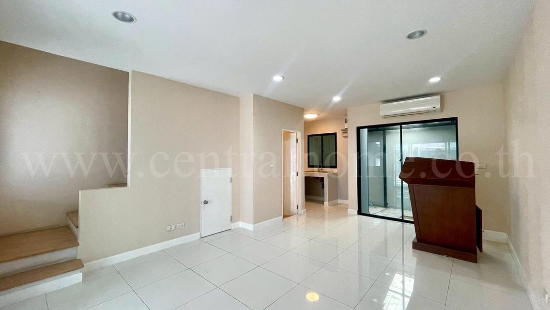 ทาวน์โฮม 3 ชั้น บ้านกลางเมือง รัตนาธิเบศร์ รีโนเวทใหม่ พร้อมอยู่ 3