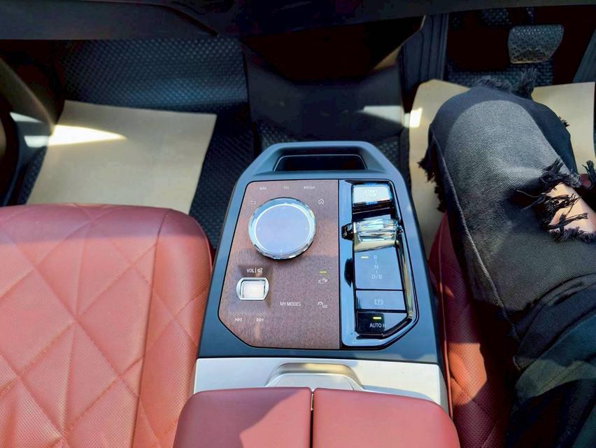 รหัสรถ KPV7777 2023 BMW iX xDrive50  M Sport สีเทา Storm Bay 7