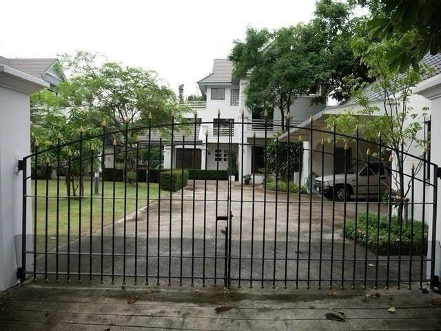 ให้เช่าบ้านเดี่ยวหลังใหญ่ 3 ชั้น หมู่บ้านนวธานี ซอยเสรีไทย 59 พื้นที่กว้าง 200 ตร.ว. เฟอร์นิเจอร์ครบพร้อมอยู่ ใกล้แฟชั่นไอส์แลนด์ บ้านเดี่ยว 3 ชั้น ห 1