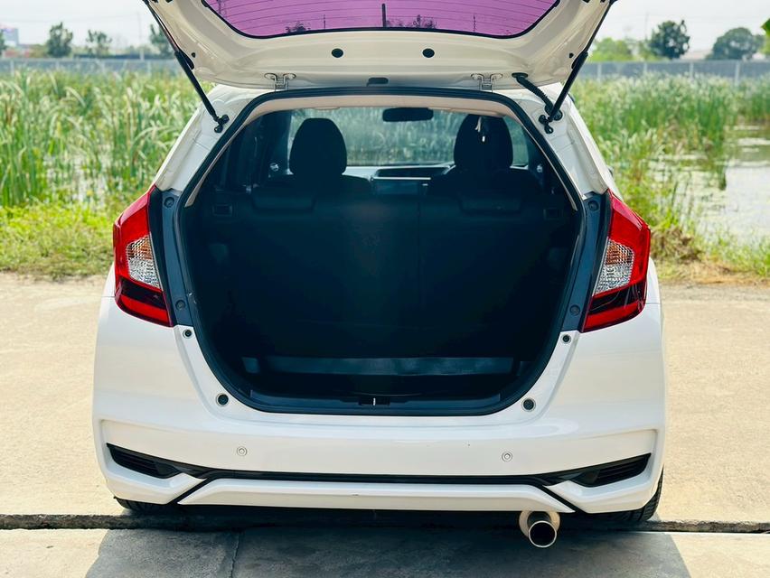 รถบ้านแท้ ราคาดี ไมล์6x,xxxโลรถวัยรุ่นนิยม สวย เดิม หล่อๆเท่ห์ ทรงนี้ถูกใจวัยกำลังหารถไปใช้ขับ แต่งRS  #HONDA NEW JAZZ (GK) 1.5V ปี2019 สีขาว เกียร์ออ รูปที่ 6