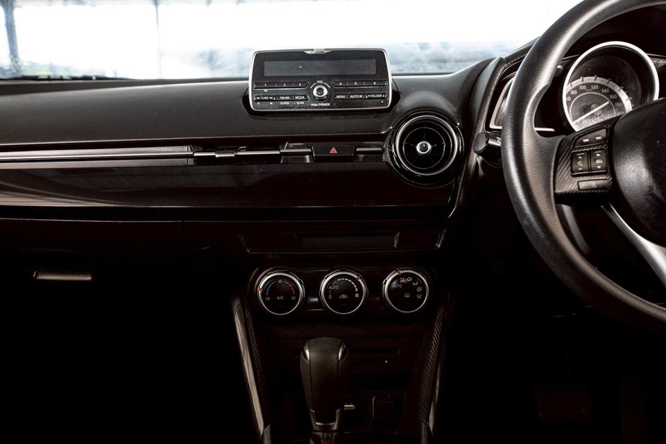 Mazda 2 1.5 XD Sport ดีเซล ปี 2015 สีขาว มือเดียวป้ายแดง 17