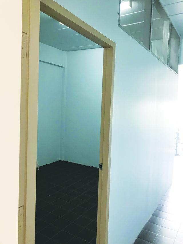 อาคารพาณิชย์ 4 ชั้น + ชั้นลอย + ชั้นดาดฟ้า อยู่ ซอยกรมที่ดิน บางบัวทอง 3